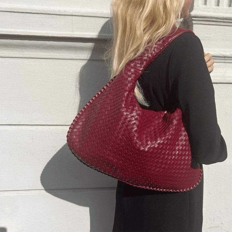 Bolsa Cyrene Hobo Grande em Couro Entrelaçado