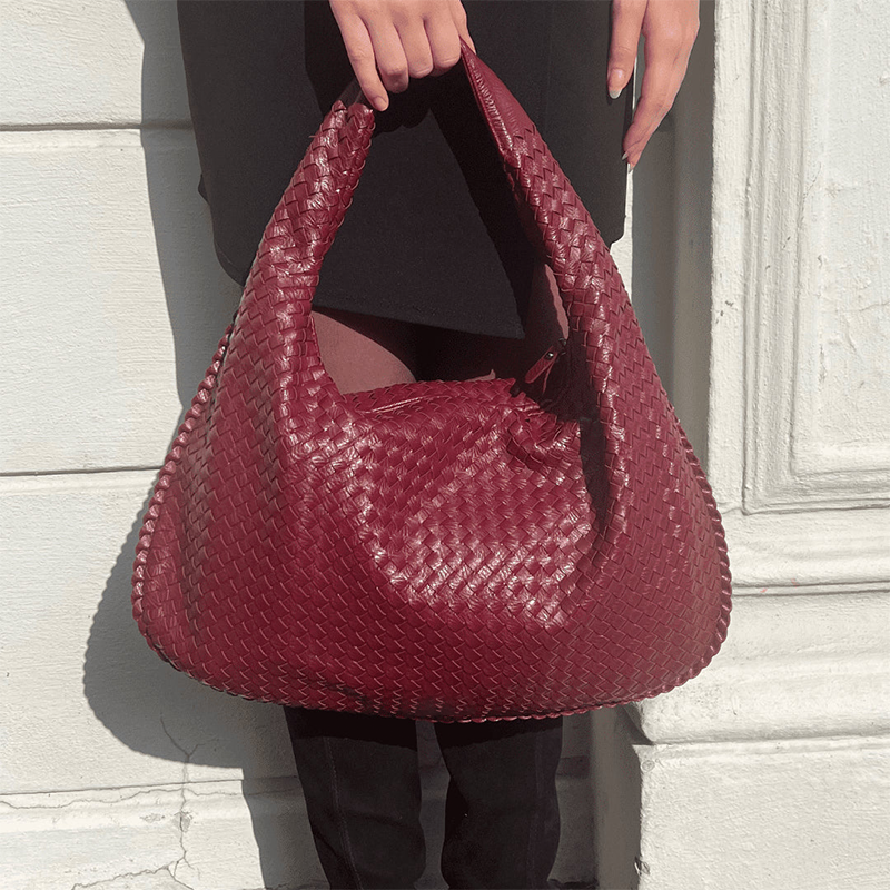 Bolsa Cyrene Hobo Grande em Couro Entrelaçado