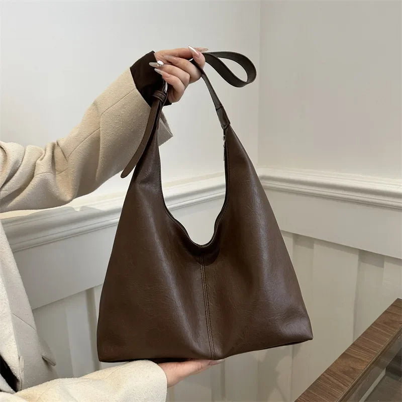 Bolsa Cerys Hobo de Ombro Grande de Couro com Alça Transversal Simples