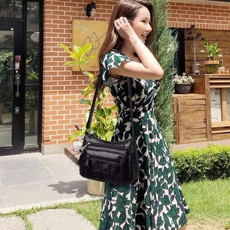 Bolsa Avery Pequena Tiracolo em Couro Macio