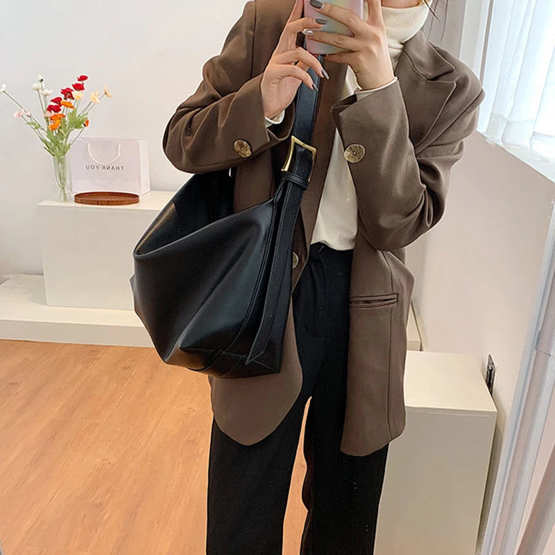 Bolsa Olivia Feminina Grande Transversal em Couro com Design Almofadado