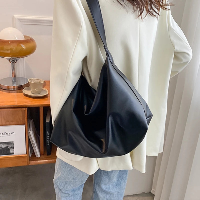 Bolsa Olivia Feminina Grande Transversal em Couro com Design Almofadado