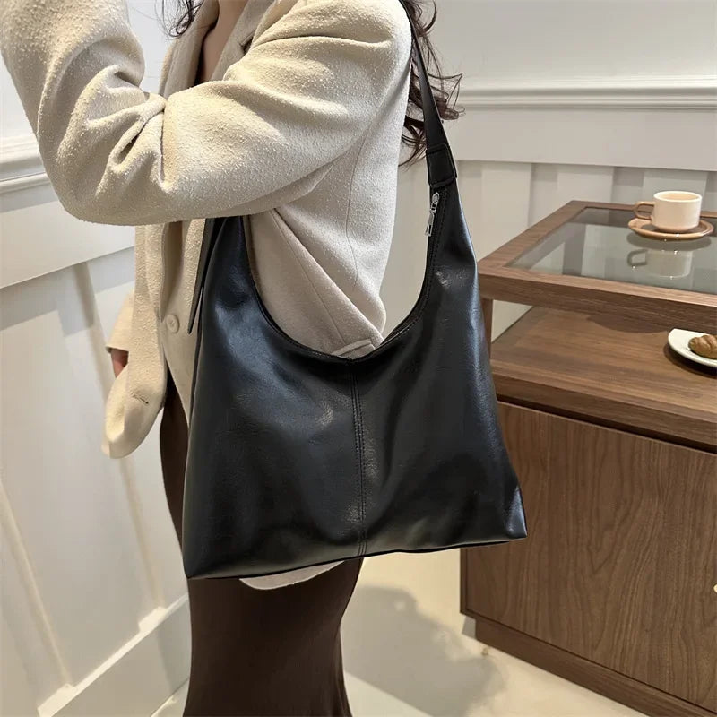 Bolsa Cerys Hobo de Ombro Grande de Couro com Alça Transversal Simples