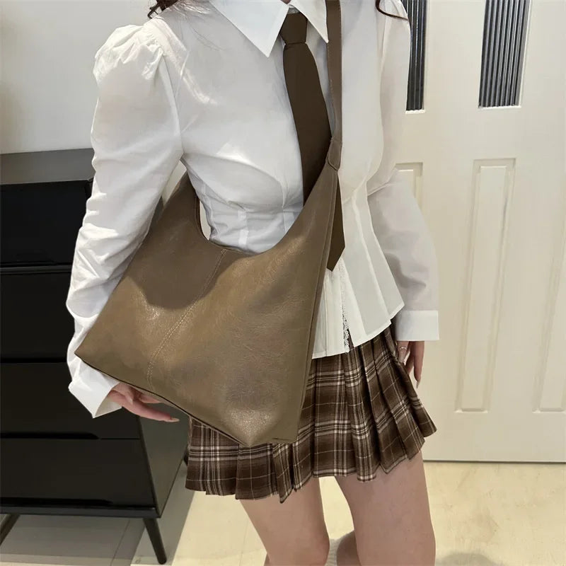Bolsa Cerys Hobo de Ombro Grande de Couro com Alça Transversal Simples