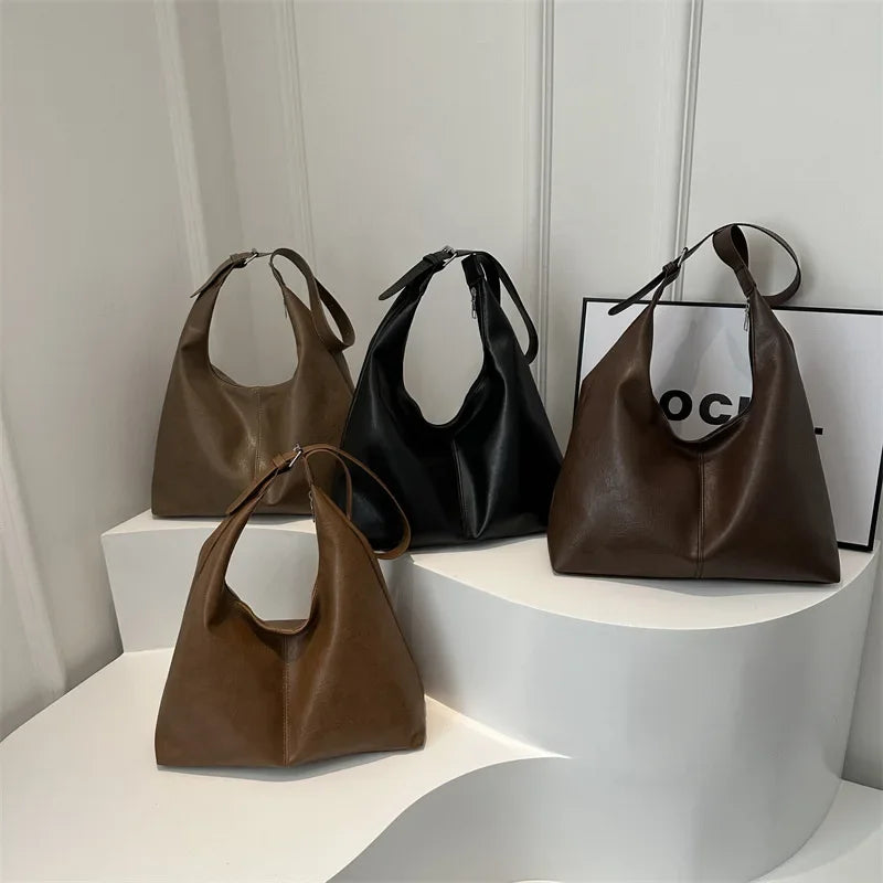 Bolsa Cerys Hobo de Ombro Grande de Couro com Alça Transversal Simples