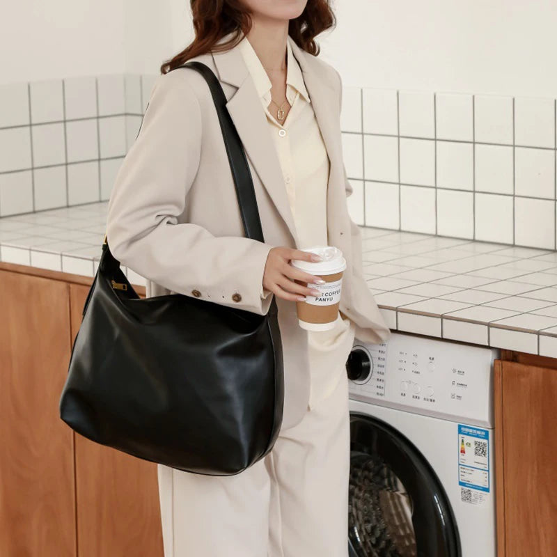 Bolsa Olivia Feminina Grande Transversal em Couro com Design Almofadado