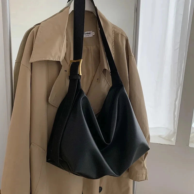 Bolsa Olivia Feminina Grande Transversal em Couro com Design Almofadado