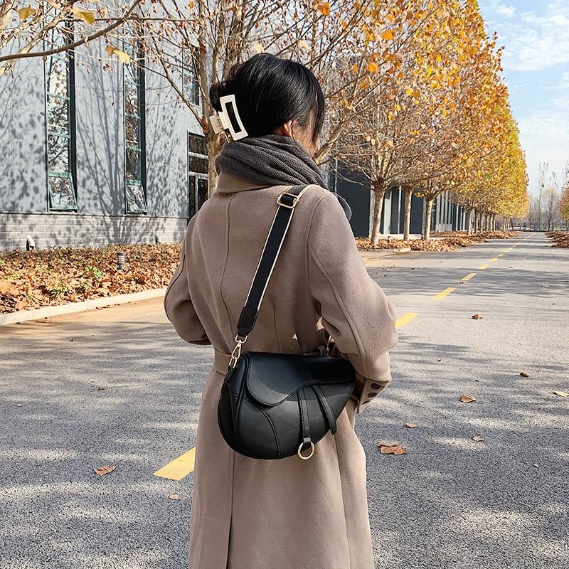 Bolsa Delfina Saddle com Alça