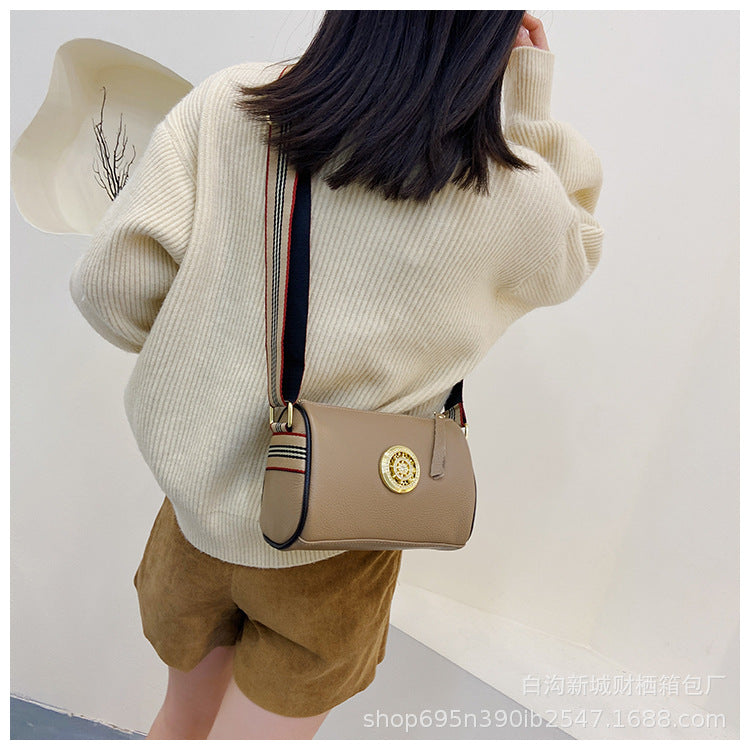 Bolsa Isabelle Tiracolo em Couro com Fecho Metálico