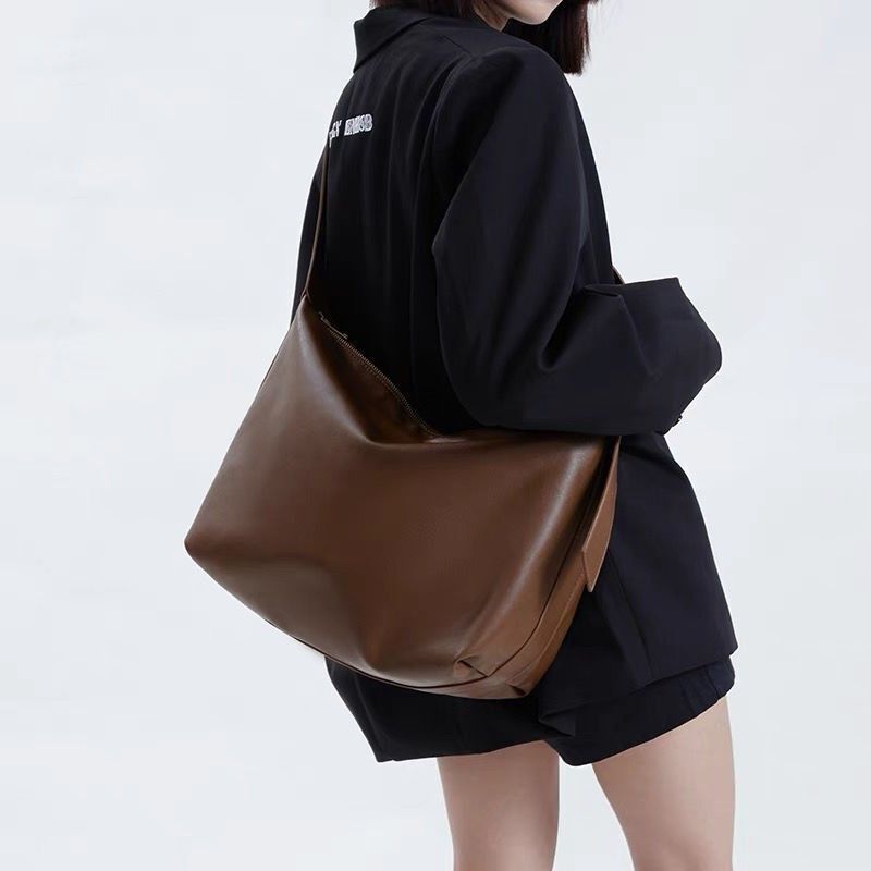 Bolsa Olivia Feminina Grande Transversal em Couro com Design Almofadado
