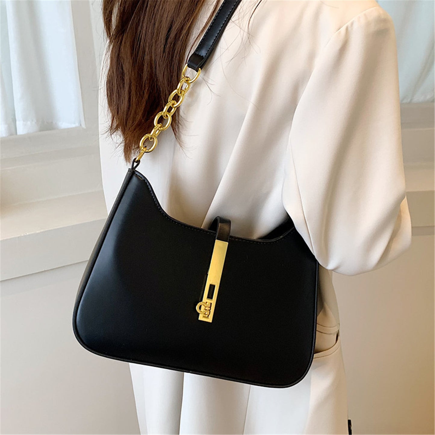 Bolsa Elowen de Ombro Compacta de Couro com Fechadura Magnética