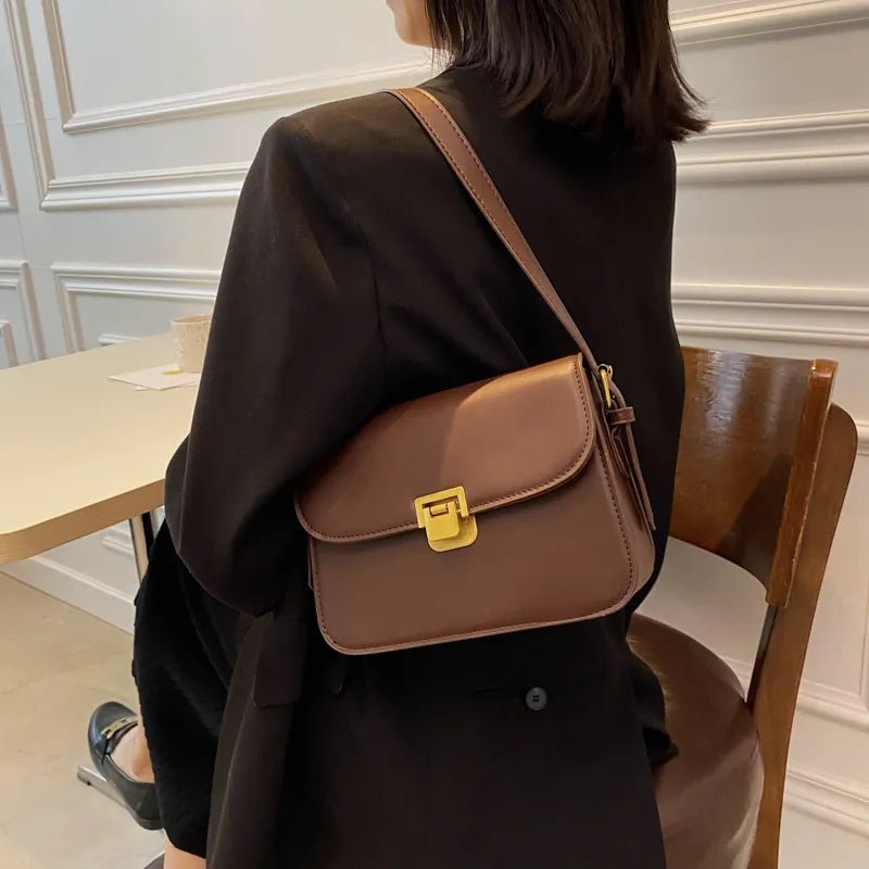 Bolsa Dalila Carteiro Transversal com Alça Regulável - La Rouge