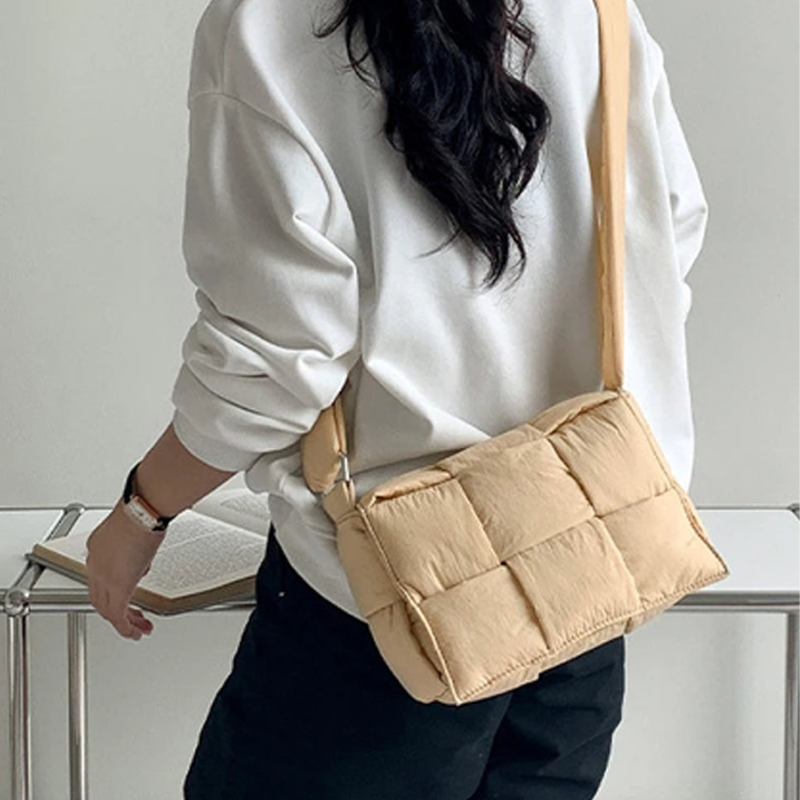 Bolsa Saffron Puffer Pequena com Alça Trançada