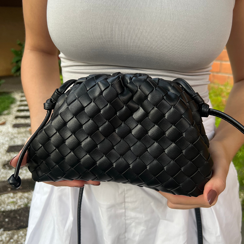 Bolsa Eudora Pequena em Couro Trançado