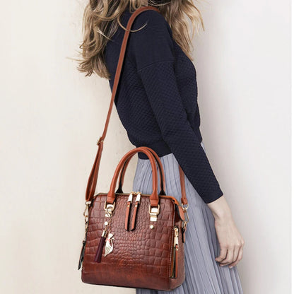Bolsa Evelyn Feminina Tiracolo em Couro com Padrão Crocodilo