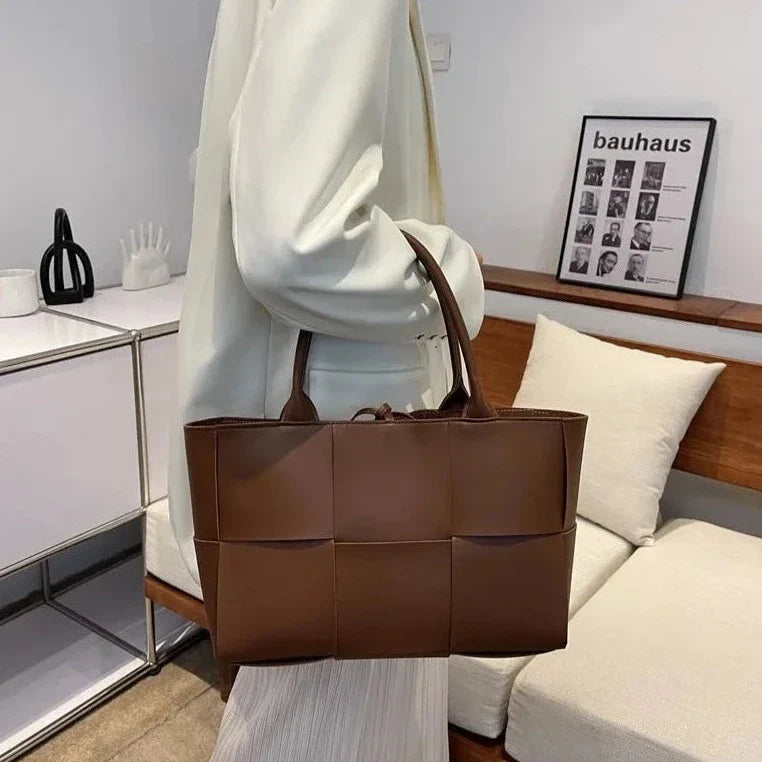 Bolsa Lanah Tote Grande Quadriculada em Couro Entrelaçado