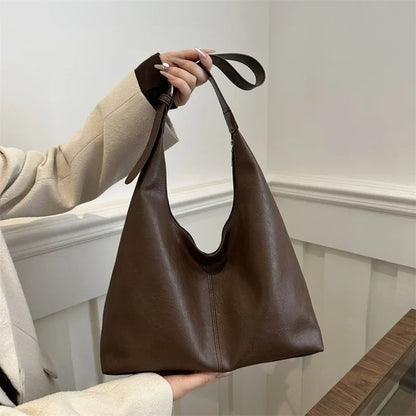 Bolsa Cerys Hobo de Ombro Grande de Couro com Alça Transversal Simples