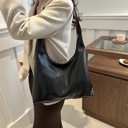 Bolsa Cerys Hobo de Ombro Grande de Couro com Alça Transversal Simples
