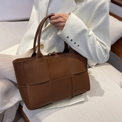 Bolsa Lanah Tote Grande Quadriculada em Couro Entrelaçado