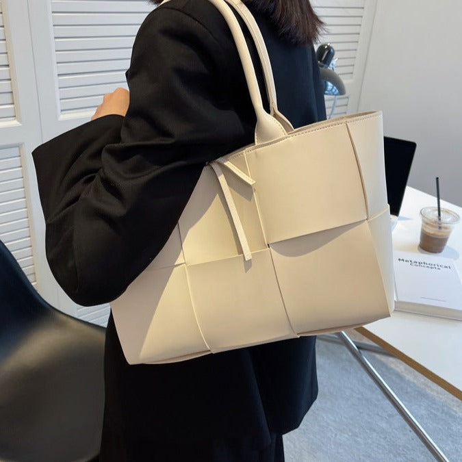 Bolsa Lanah Tote Grande Quadriculada em Couro Entrelaçado