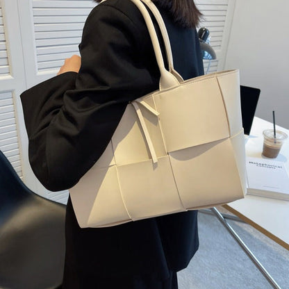 Bolsa Lanah Tote Grande Quadriculada em Couro Entrelaçado