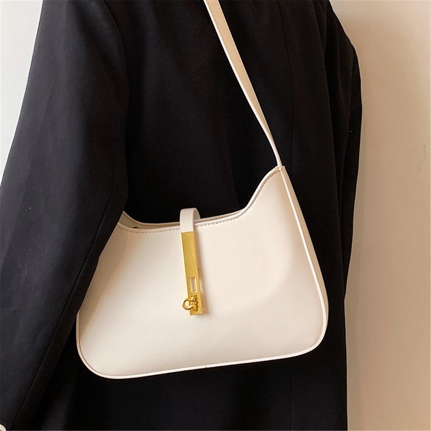 Bolsa Elowen de Ombro Compacta de Couro com Fechadura Magnética