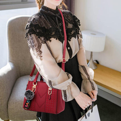 Bolsa Kristen Feminina Média Transversal com Bordado