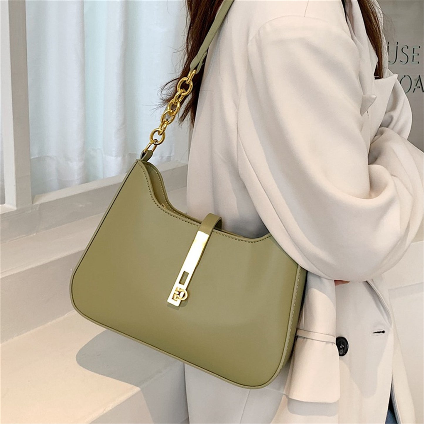 Bolsa Elowen de Ombro Compacta de Couro com Fechadura Magnética