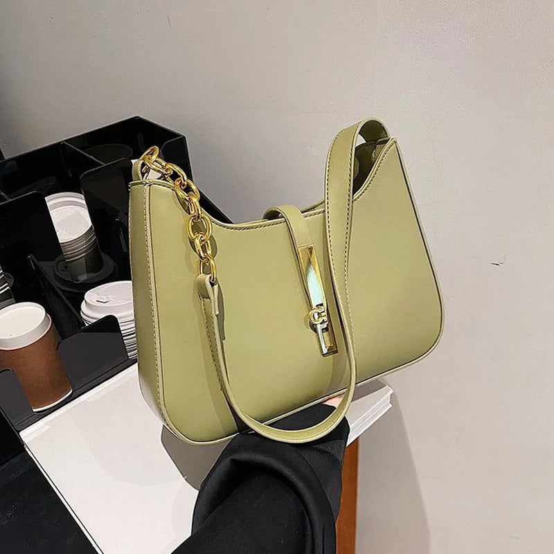Bolsa Elowen de Ombro Compacta de Couro com Fechadura Magnética