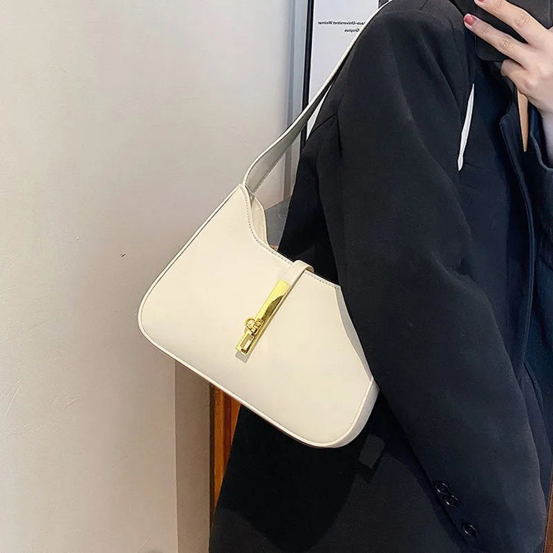 Bolsa Elowen de Ombro Compacta de Couro com Fechadura Magnética