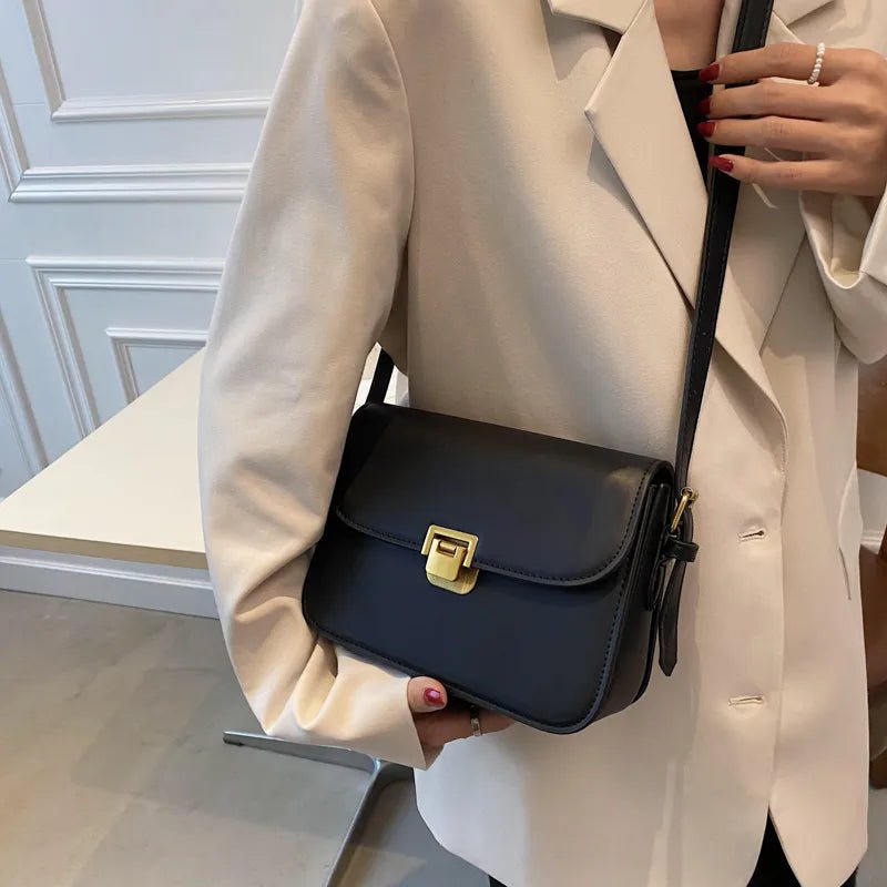 Bolsa Dalila Carteiro Transversal com Alça Regulável - La Rouge