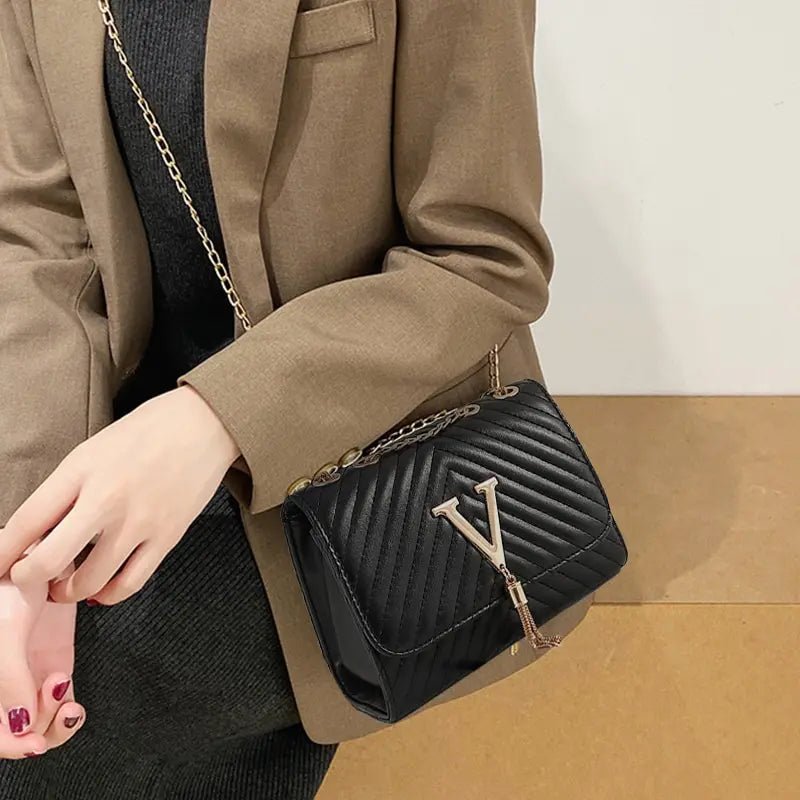 Bolsa V com Alça Dupla Regulável Banhada a Ouro - La Rouge